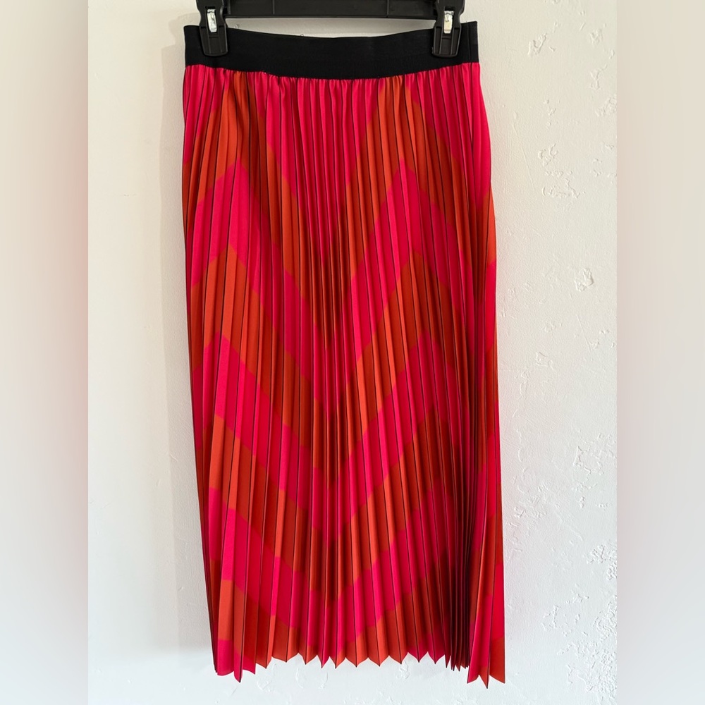 Le Superbe Chevron Pleated Skirt in  tonal zig zag pink/red- sz medium